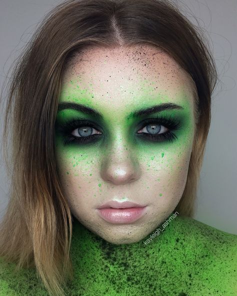 Emotions As Makeup, Alien Make Up Easy, Alien Halloween Makeup Easy, Dark Green And Black Makeup Looks, Alien Makeup Easy, Green Contour Makeup, Green Costume Makeup, Black And Green Makeup, Easy Alien Makeup