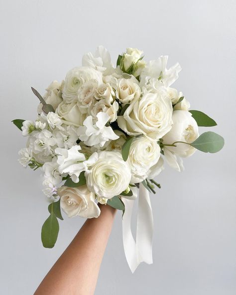 Cream Bouquet Wedding, White And Cream Wedding, Cream Wedding Bouquet, Cream Wedding Flowers, Classic Wedding Decor, Wedding Bride Bouquet, Ivory Bouquet, Cream Wedding, Bride Bouquet