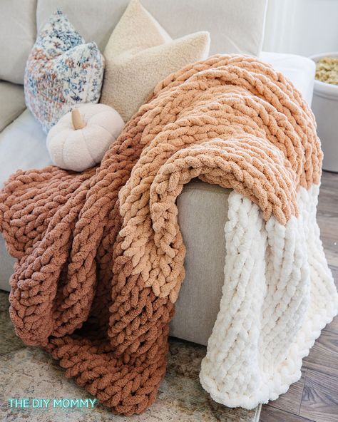 How to Knit a Chunky Blanket for Beginners: No Needles Required! | The DIY Mommy Chunky Blanket Diy, Chunky Blanket Pattern, Tricotin Long, Chunky Knit Blanket Pattern, Knit Blanket Pattern, Chunky Yarn Blanket, Crochet Blanket Diy, Finger Knitting Projects, Chunky Crochet Blanket Pattern