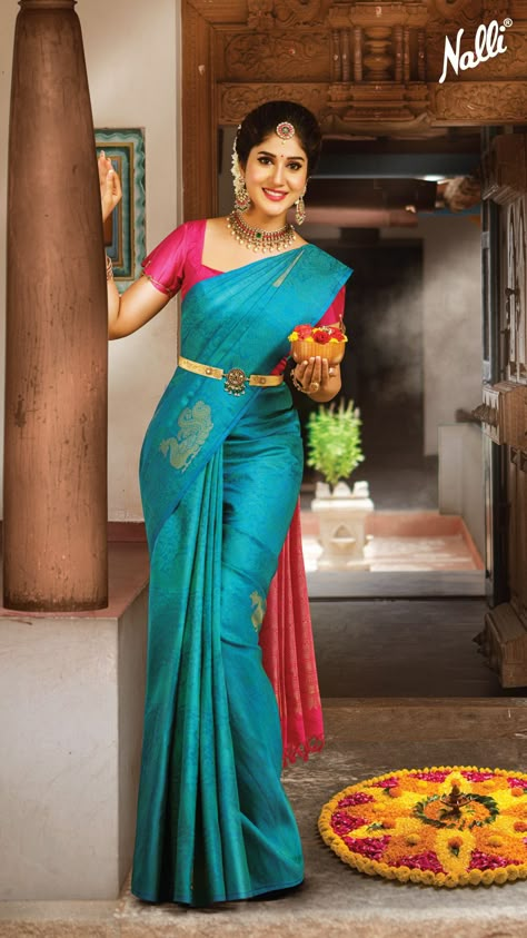 This navy blue Kanchipuram silk saree is woven in gold zari brocade all over the body, with a pink-colored zari-worked pallu and border. Match this saree with a contrast pink blouse, traditional jewelry, and a hair bun to complete the look. Navy Blue Bridal Party, Blue Bridal Party, Pink Saree Blouse, Saree Color Combinations, Pink Blouse Designs, Blue Blouse Designs, Pink And Blue Dress, Blue Silk Saree, Cotton Saree Blouse Designs