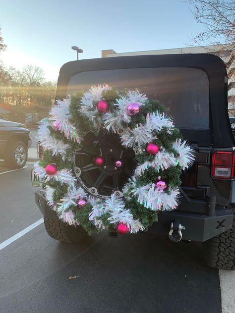 Jeep Wrangler Decorations, Jeep Accessories Ideas, Christmas Reef Ideas Diy, Jeep Wreath Christmas, Jeeps Decorated For Christmas, Jeep Wrangler Christmas Wreath, Jeep Christmas Wreath, Jeep Tire Christmas Wreath, Jeep Wreath