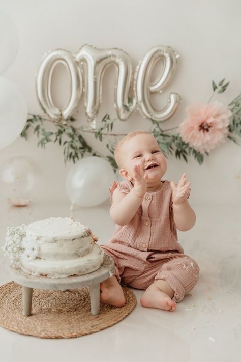 Cake Ideas For 1st Birthday, Ideas For 1st Birthday, Creative Cake Designs, Smash Cake Ideas, 1st Birthday Celebration, Panda Cake, Cake Photoshoot, Baby Birthday Photoshoot, 1st Birthday Girl Decorations