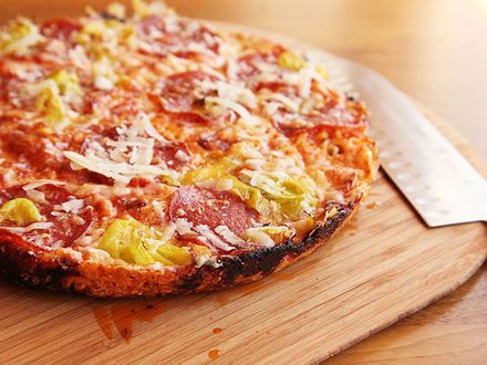 Pizza Lab: How to Make Ramen Crust Pizza Ramen Pizza, Ramen Hacks, Slice Pizza, Pizza Bowl, How To Make Ramen, Spicy Ramen, Craving Pizza, Tacos And Burritos, Crust Pizza