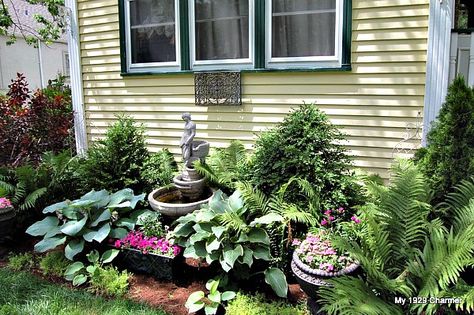 Front Yard Hedges, Cottage Front Garden, Pergola Pictures, Front Gardens, Front Courtyard, Sun Garden, Cottage Garden Design, Flower Pots Outdoor, English Cottage Garden