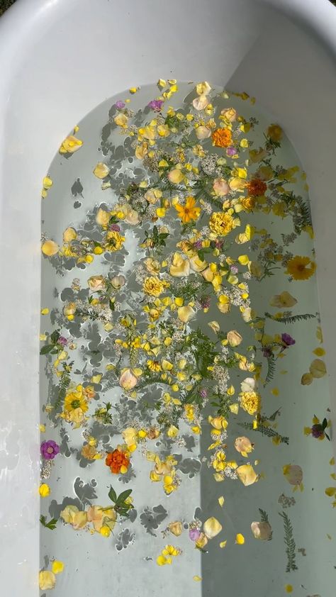 SPACE by Mama Medicine ™ on Instagram: “🌞SUMMER SOLSTICE RITUAL BATH🌞 On the longest day of the year, honor the abundance that the light brings with this ritual.…” Summer Rituals, Summer Solstice Bath Ritual, Nature Rituals, Summer Solstice Altar, Summer Solstice Background, Summer Solstice Aesthetic Art, Summer Solstice Aesthetic, Summer Solstice Meditation, Summer Solstice Ritual