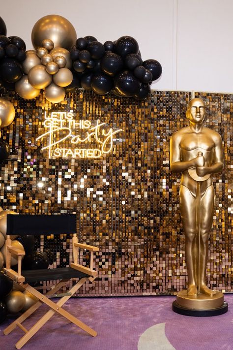 Black And Gold Hollywood Theme Party, Black And Gold Christmas Party Decor, Hollywood Prom Ideas, Gala Decorations Formal, Black And Gold Gala, Party Decor Black And Gold, Glitz And Glamour Party, Prom Theme Decorations, Prom Party Ideas