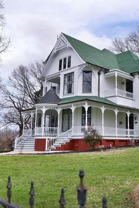 Victorian Porch Ideas, Victorian Farmhouse Interior, Modern Victorian Homes Interior, Victorian Farmhouse Exterior, Victorian Farmhouse Plans, Victorian Home Remodel, Modern Victorian Farmhouse, Victorian Home Exterior, Victorian Home Design