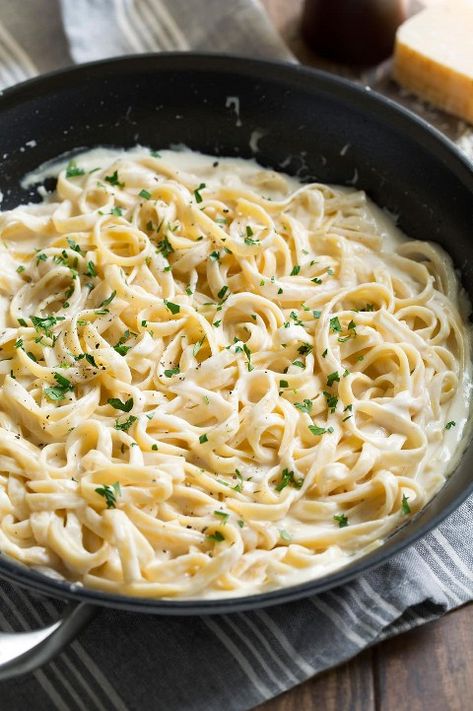 Pasta Alfredo Con Pollo, Alfredo Sauce With Milk, Classic Alfredo Sauce, Make Alfredo Sauce, Alfredo Sauce Recipe Homemade, Roasted Tomato Basil Soup, Fettuccine Alfredo Recipes, Homemade Alfredo, Alfredo Sauce Recipe