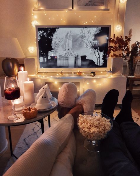 Couple Watching Movie Aesthetic, Couples Movie Night, Halloween Date, Dream Dates, Romantic Date Night Ideas, Day Room, Cute Date Ideas, Night Couple, Hotel Transylvania