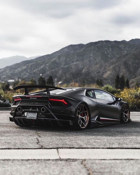 Performante🔥 | Photos by @25thh | Owner @berbs_ | #blacklist #lamborghini #huracan #performante Lamborghini Huracan Performante, Huracan Evo, Huracan Performante, Sports Cars Lamborghini, Cj Jeep, Lamborghini Cars, Exotic Sports Cars, Lamborghini Huracan, Car Games