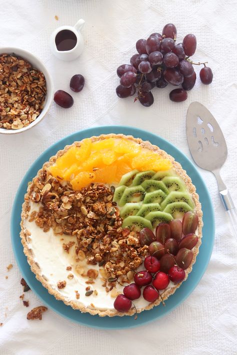 No Bake Yogurt and Granola Breakfast Tart with Fresh Fruit Yogurt And Granola Breakfast, No Bake Crust, English Baking, Bakes Recipe, Dessert No Bake, Fruit Granola, Breakfast Tart, Easy To Make Breakfast, Desserts Ideas