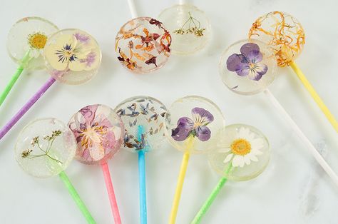 Take your wedding or bridal shower to the next level with these stunning DIY flower lollipops. Clear Lollipop Recipe, Clear Lollipops, Diy Lollipops, How To Make Lollipops, Flower Lollipops, Handmade Lollipops, Homemade Lollipops, Lollipop Recipe, Cookies Cute