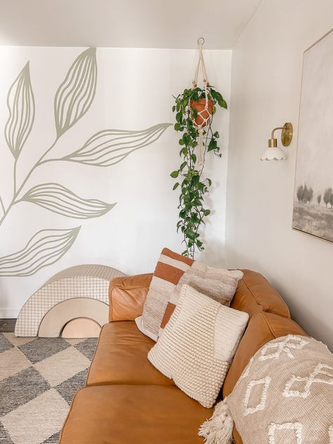 DIY Easy Foliage Mural Idea Leaf Wall Mural Diy, Simple Wall Murals Diy, Leaves Accent Wall, Easy Wall Murals Painted Diy, Wall Murals Painted Diy, Wall Murals Diy, Painted Wallpaper, Esthetician Room, Leaf Outline