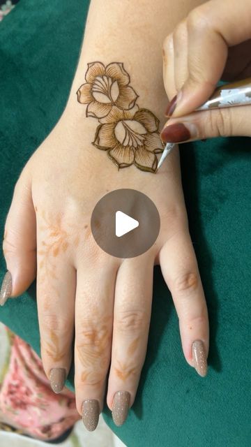 Stylish Henna Designs, Henna Classes, Front Mehndi, Wedding Couple Pictures, Front Mehndi Design, Mehndi Design Pictures, Stylish Mehndi, Stylish Mehndi Designs, Mehndi Designs For Beginners