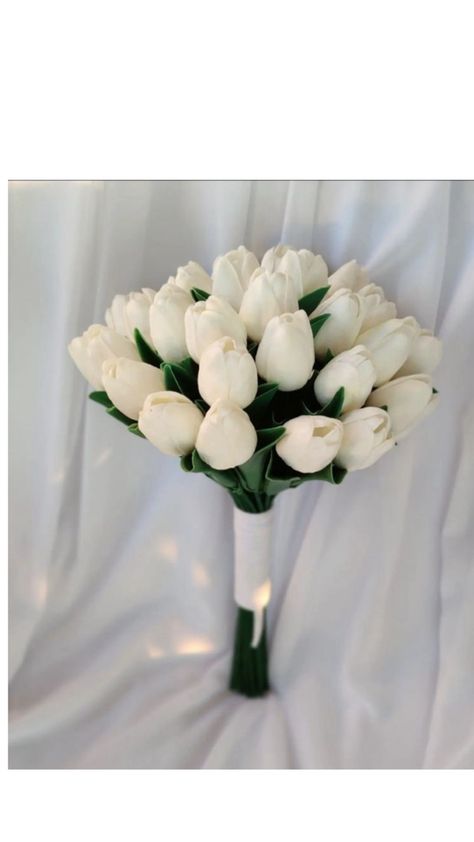 Tulip Bouquet Wedding, Bouquet With Pearls, Tulip Bridal Bouquet, White Tulip Bouquet, Wedding Flowers Tulips, Elegant Wedding Bouquets, Simple Wedding Bouquets, Tulip Wedding, Rustic Wedding Bouquet