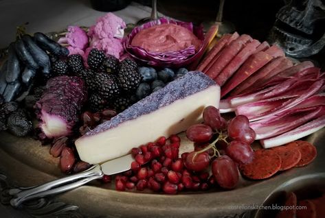 Hannibal Dinner, Purple Party Foods, Goth Food, Kitchen Halloween, Appetizers Table, Halloween Foods, Purple Food, Halloween Party Dinner, Charcuterie Inspiration