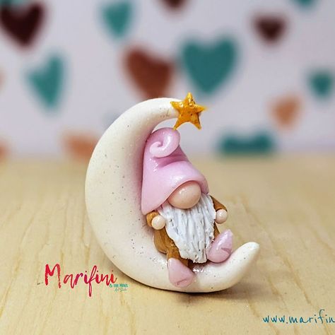 Gnomes | Marifini & The Minis Art Studio Clay Nomes, Clay Gnomes, Sculpey Ideas, Sitting On The Moon, Idee Babyshower, Clay Fairies, Clay Crafts Air Dry, Polymer Clay Christmas, Garden Gnome