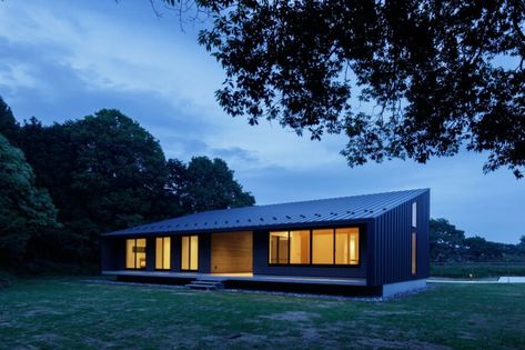 black timber home with mono-pitched roof Monopitch Roof, Rural Japan, Outdoor Patio Space, Timber Beams, Roof Architecture, Weekend House, Attic Spaces, Timber Structure, Standing Seam