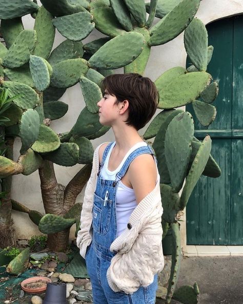 Soft Tomboy Hair, Cute Tomboy Haircut, Aesthetic Pixie Haircut, Very Short Hair Aesthetic, Pixie Haircut Outfit, Pixie Haircut Aesthetic, Aesthetic Haircuts Short, 90s Short Haircut, Pixie Haircut Straight Hair