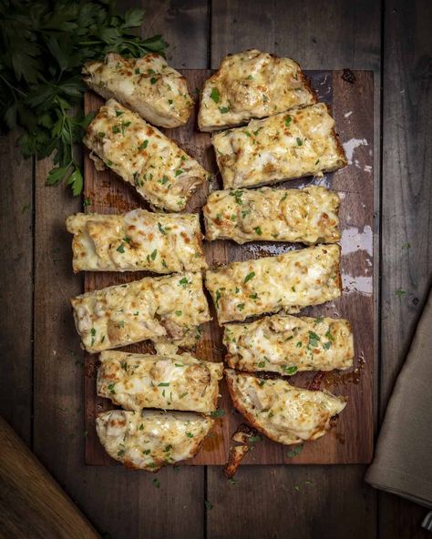 The viral chicken Alfredo garlic bread Alfredo Garlic Bread, Chicken Alfredo Dinner, Best Garlic Bread Recipe, The Best Garlic Bread, Best Garlic Bread, Appetizer Sandwiches, French Bread Pizza, Breakfast Appetizers, Garlic Bread Recipe