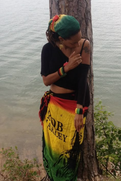 Rasta Women Outfits, Jamaican Aesthetic Outfit, Rastafarian Women Aesthetic, Reggae Outfits For Women, Bob Marley Style, Jamaican Women Fashion, Reagge Outfit, Jamaican Cultural Outfits, 90s Jamaican Fashion