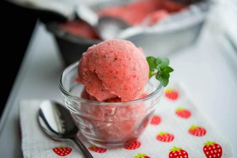 Strawberry Chocolate Mint Sorbet Watermelon Ice Cream Recipe, Strawberries Ice Cream, Easy Ice Cream Recipe Homemade, Homemade Frozen Yogurt, Mint Sorbet, Strawberry Frozen Yogurt, Best Homemade Ice Cream, Easy Homemade Ice Cream, Watermelon Ice Cream