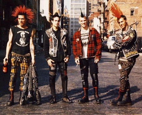 Punk culture has been around for nearly 50 years now, and is known for being crazy, loud and unconventional in every way.  For the guys, male punk hairstyles have been at the center of everything. The classic punk style included the Mohawk, spikes and experiments with color. Punk hairstyles are not limited to this thou British Punk Fashion, 80s Punk Fashion, Punks 70s, Costumes Faciles, Punk Subculture, Cultura Punk, Dark Punk, Estilo Punk Rock, 70s Punk