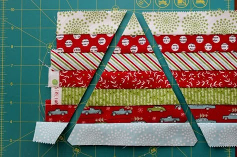 Strip Quilting, Table Runners Christmas, Colchas Quilting, Christmas Table Runner Pattern, Quilted Table Runners Christmas, Table Runner Tutorial, Christmas Quilting Projects, Christmas Table Runners, Table Runners Patterns