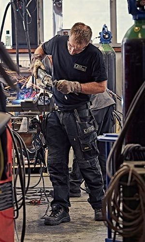 Mechanic Outfit Men, Work Wear Men Workwear, Mechanic Outfit, Mechanic Fashion, Mechanics Photography, Mechanic Costume, Mechanic Style, Mechanics Uniform, Mechanics Aesthetic