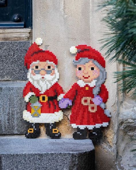 Mr And Mrs Santa Claus, Hama Beads Christmas, Christmas Perler Beads, Mrs Santa Claus, Pearl Beads Pattern, Easy Perler Beads Ideas, Fuse Bead Patterns, Hama Beads Design, Perler Bead Templates