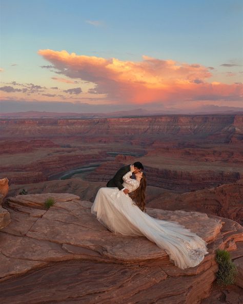 ELOPE IN MOAB, UTAH 🏜️💫 If you have been dreaming of an adventure-filled wedding or elopement in an ethereal desert landscape, it’s time to discover Moab, UT! Moab is a sacred little pocket of the world where red-rock wonders unfold around every corner. She is most enjoyed as an adventure playground, temple for lovers of the Earth, & a beautiful canvas for weddings. Moab’s rugged terrain and captivating sunsets create quite the setting for an unforgettable backdrop for both a love story and ... Moab Elopement Photos, Red Rock Wedding, Adventure Playground, Chic Wedding Dresses, Yosemite Wedding, Moab Utah, Marriage License, Minimal Wedding, Adventure Photography