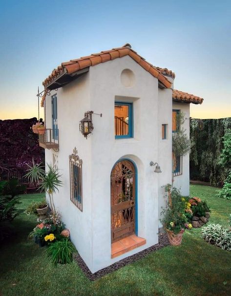 Italian Villa Exterior, Small Italian Villa, Spanish Backyard, Spanish House Exterior, Mexican Style House, Luxury Playhouses, Dream Home Ideas, Outside House Colors, Hacienda Homes