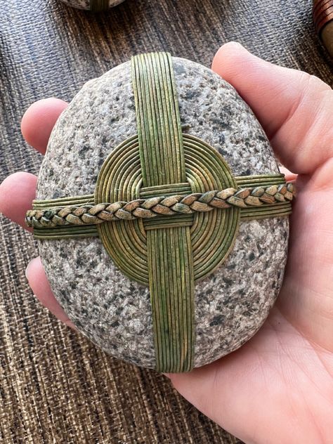 Speckled rock wrapped in green leather cord with an added braid. Caroline Kahler Rock Wrapping, Wrapped Rocks Tutorial, How To Wrap Rocks, Rock Wrapping Tutorial, Woven Rocks, Wrapping Rocks, Diy Stone Wrapping, Rock Weaving, Stone Wrapping Tutorial