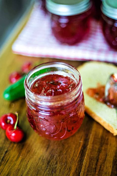 Cherry Pepper Jelly, Cherry Pepper Recipes, Jalapeno Jam Recipe, Pepper Jelly Recipes, Blueberry Jam Recipe, Jalapeno Jam, Jalapeño Peppers, Cream Cheese Appetizer, Canning 101