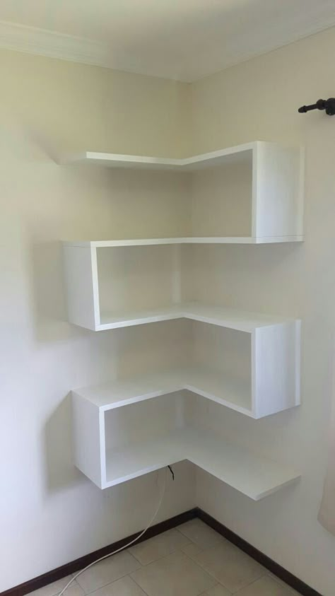 Diy Shelving Ideas, Organizing Shelves, Corner Shelf Design, Diy Shelving, Design Ložnic, Hiasan Bilik Tidur, Bookcase Design, Interior Design Per La Casa, Regal Design