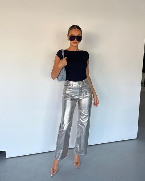 Metallic Look Fashion, Textured Pants Outfits, Metallic Pant Outfit, How To Style Metallic Pants, Style Silver Pants, Silver Pant Outfit, How To Style Silver Pants, All Silver Outfit, Night Our Outfit