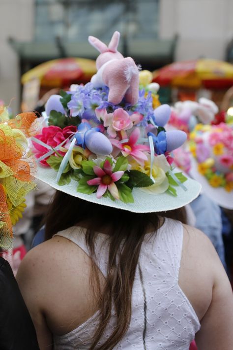 Creative millinery at New York's Easter Parade and Bonnet Festival. Easter Hat Parade, Easter Bonnets, Easter Hats, Spring Hats, Wacky Hair Days, Easter Bonnet, Crazy Hats, Crazy Hair Day, Wacky Hair