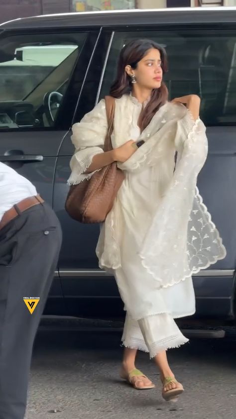 Janhvi Kapoor Suit, Janvi Kapoor Indian Wear, Veer Zaara Outfits, Janhvi Kapoor Kurta, Janhvi Kapoor Aesthetic, Jahnvi Kapoor Desi Style, Jhanvi Kapoor In Kurti, Janvi Kapoor Fashion Styles, White Suit With Coloured Dupatta