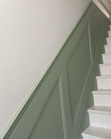 Green Stairs, Dröm Hus Planer, Hallway Wall Colors, Stairs And Hallway Ideas, Hallway Panelling, Hallway Paint Colors, Stairs Colours, Green Hallway Ideas, Stair Paneling