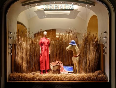 Hermes Window Display, Luxury Window Display, Eyes Picture, Hermes Window, Gold Window, Fashion Window Display, Hermes Store, Summer Store, Windows Display