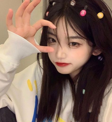 Ulzzang Girl Selca, Medium Long Haircuts, Ulzzang Korea, Korean Ulzzang, Kawaii Hairstyles, Aesthetic Grunge Outfit, Hair Accessories Clips, Uzzlang Girl