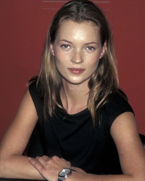 90s Fashion Icons, Kirsty Hume, Kate Baby, No Makeup Look, Supermodel Body, No Makeup Makeup Look, Kate Moss 90s, Moss Fashion, No Makeup Makeup