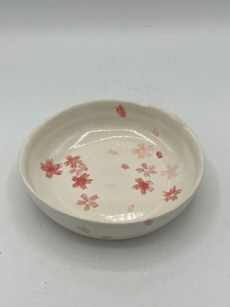 Pottery Bowl Painting Ideas Simple, Cute Bowls Ceramic, Cute Pottery Designs, Pottery Painting Inspo Aesthetic, Ceramic Painting Ideas Plates, Pottery Painting Ideas Aesthetic, Flower Pottery, Diy Pottery Painting, Pottery Painting Designs