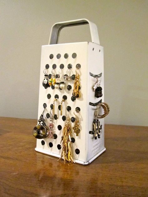 User blog:Asnow89/Cheese Grater Earring Stand - Easy Crafts Wiki - Wikia Cheese Grater Crafts, Grater Crafts, Artistic Room, Jewellery Holder, Sweet Ideas, Cheese Grater, Earring Stand, Craft Corner, Earring Holder