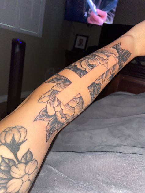 God Sleeve Tattoos Women, Bicep Tattoo Women Sleeve, Cross With Flowers Tattoo, Bicep Tattoo Women, Memorial Tattoo Ideas, Around Arm Tattoo, Feminine Tattoo Sleeves, Cross Tattoos For Women, Pretty Hand Tattoos