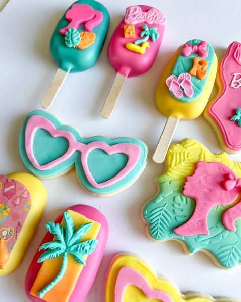 🏝️Malibu Barbie Cookies and Cakesicles for River👙 #malibu#malibubarbie#barbie#barbietreats#barbiecookies#barbiecakesicles#malibubarbiecookies#malibubarbiecakesicles#cookoes#cookiesofig#cakesicles#cakepop#lasvegas#lasvegastreatmaker#desserttable Malibu Barbie Party Food, Malibu Barbie Birthday Party Food, Malibu Barbie Birthday Party Cake, Barbie Malibu Birthday Party Cake, Malibu Barbie Cake, Malibu Barbie Cookies, Beach Barbie Birthday Party, Malibu Barbie Party, Barbie Cupcakes