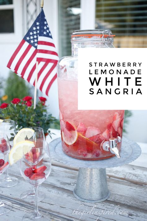 4th Of July Sangria, Strawberry Lemonade Sangria, Lemonade Sangria, Fourth Of July Drinks, White Sangria Recipe, 4th July Food, Strawberry Sangria, White Sangria, Fourth Of July Food