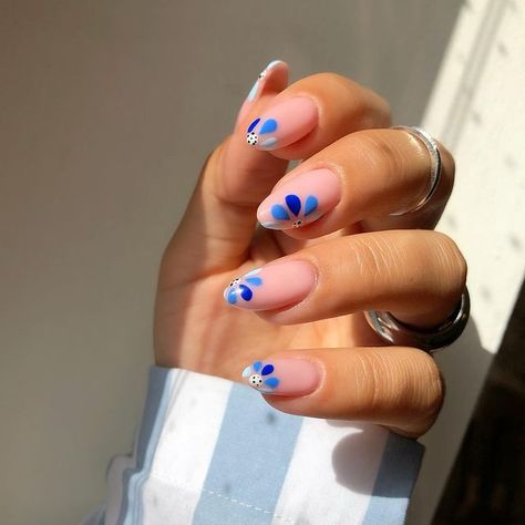 50+ Floral Nails To Try Out This Spring! - Prada & Pearls Easy Gel Polish Designs, Summer Nails Designs, Acrylic Nail Shapes, Floral Nail Designs, Blue Acrylic Nails, Cute Gel Nails, Beauty Stuff, Floral Nails, Nail Arts