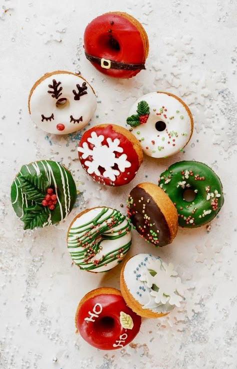 Christmas Themed Desserts, Holiday Donuts, Donut Decorating Ideas, Fancy Donuts, Christmas Donuts, Chocolate Glazed Donuts, Donut Decorations, Gluten Free Donuts, Cute Donuts