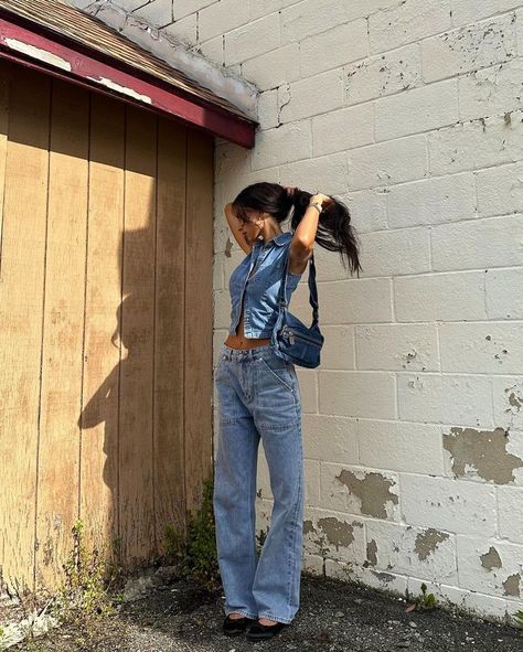 Denim Handbag Outfit, Jean Purse Outfit, Denim Purse Outfit, Mini Purse Outfit, Denim Bag Outfit, Fall Denim Outfits, Denim Outfit Aesthetic, Denim Fall Outfit, Denim Outfit Fall